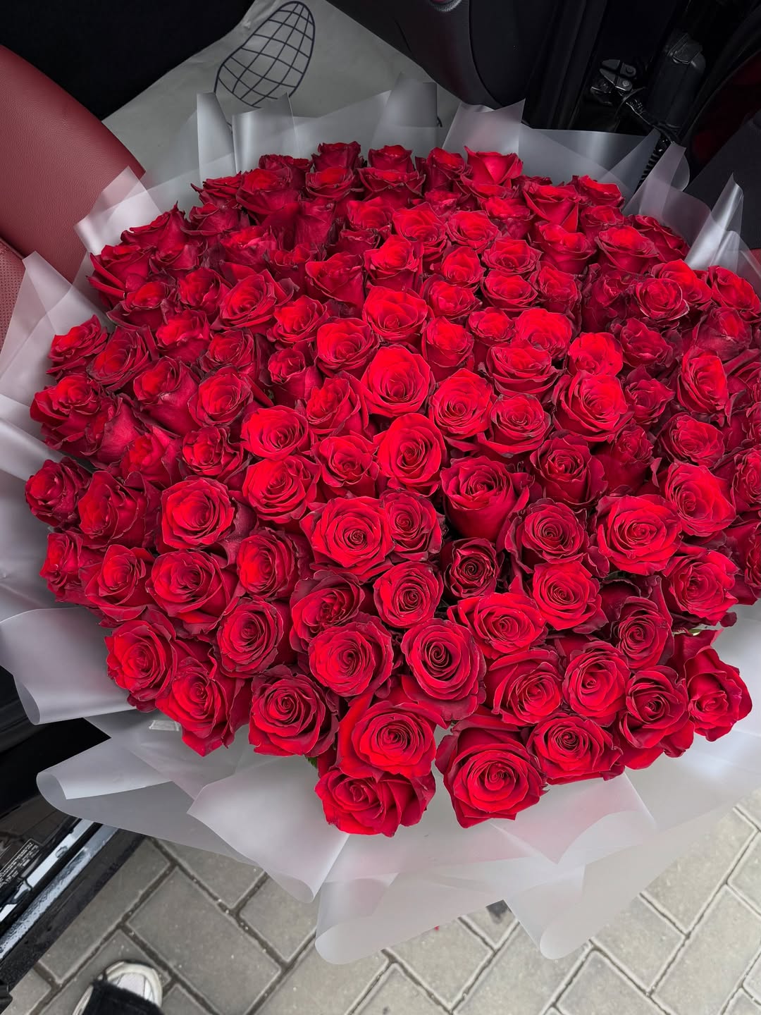 110 Red Roses Dubai – Grand Dome Hat Box, Same-Day Flower Delivery | Bambi.ae