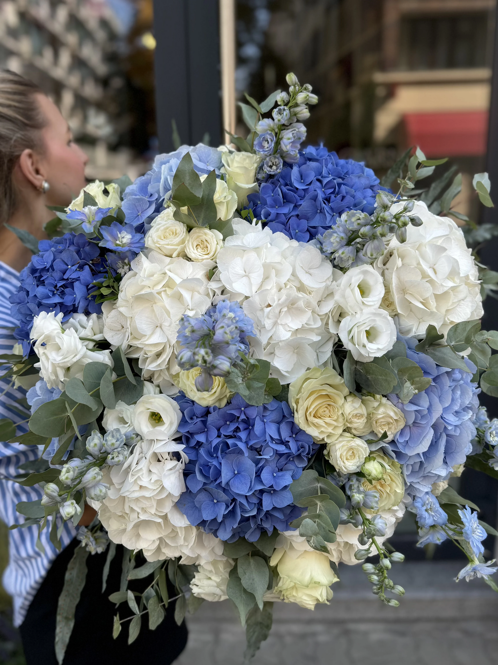 Hydrangea, Roses and Delphinium – Star Bouquet | Bambi