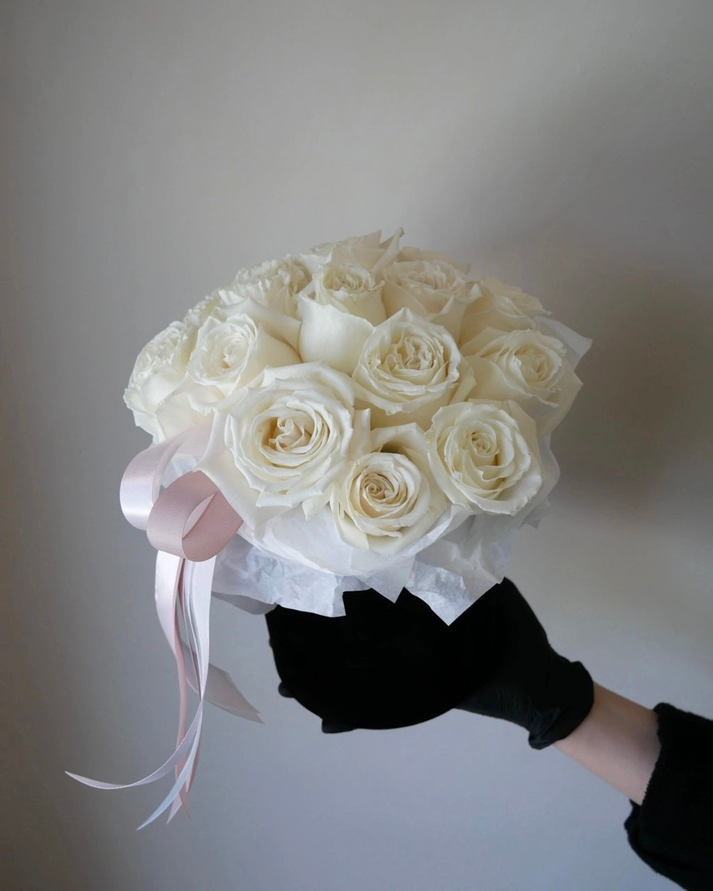 Yara- Box Luxury White Roses - Bambi