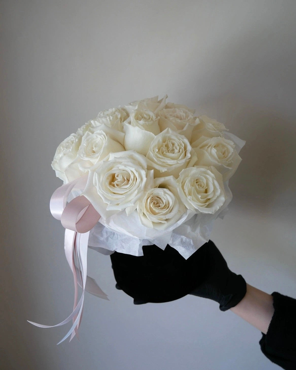 Yara- Box Luxury White Roses - Bambi