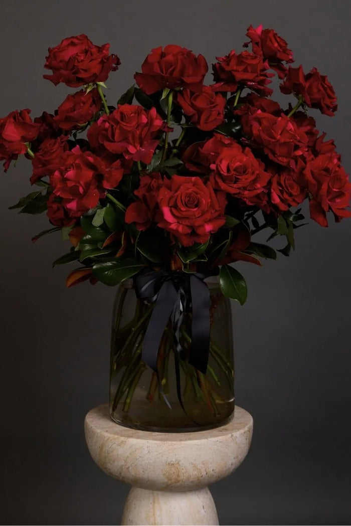 Red Reflexed Roses Glass Vase Arrangement Dubai | Luxury Fresh Roses Display - Bambi