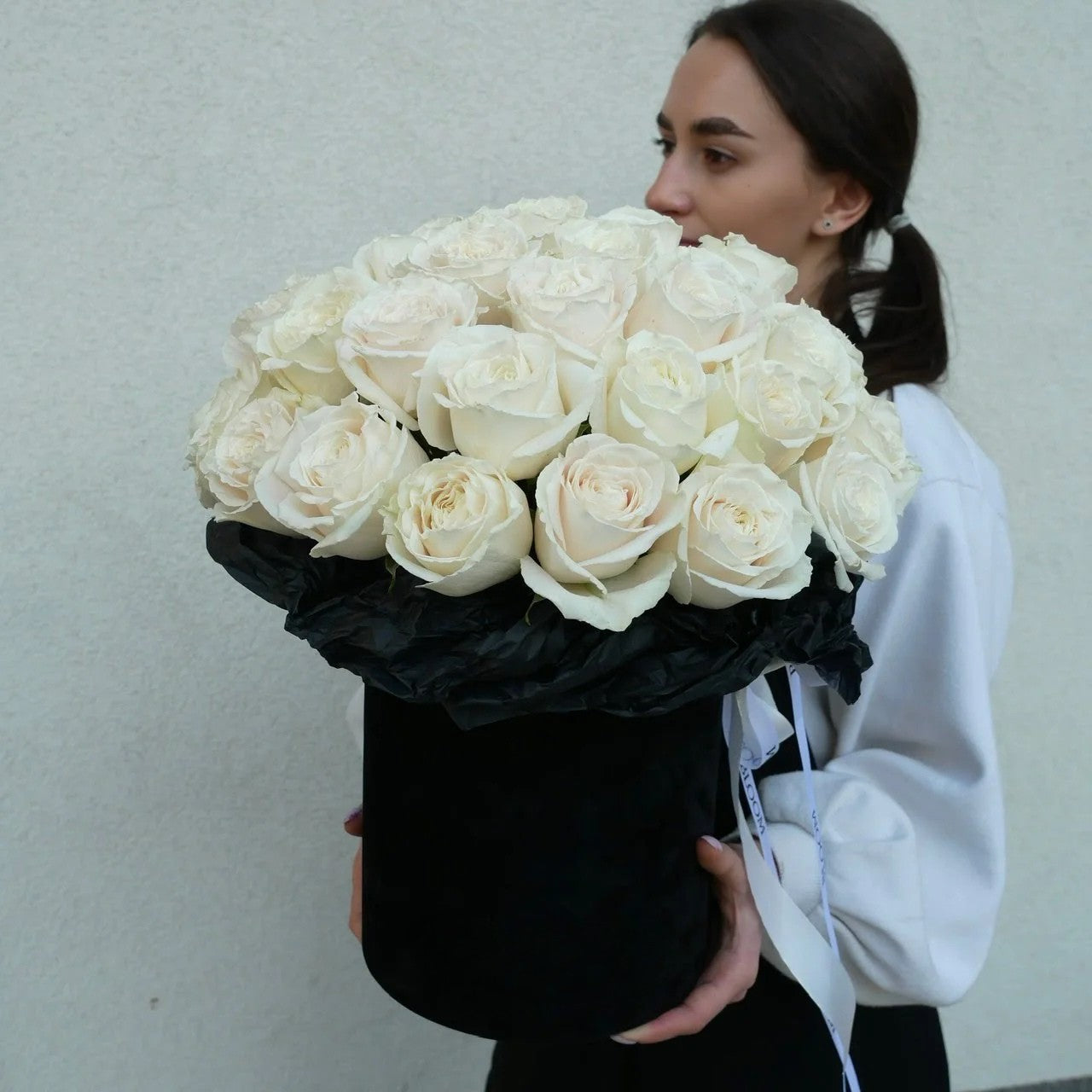 Yara- Box Luxury White Roses - Bambi