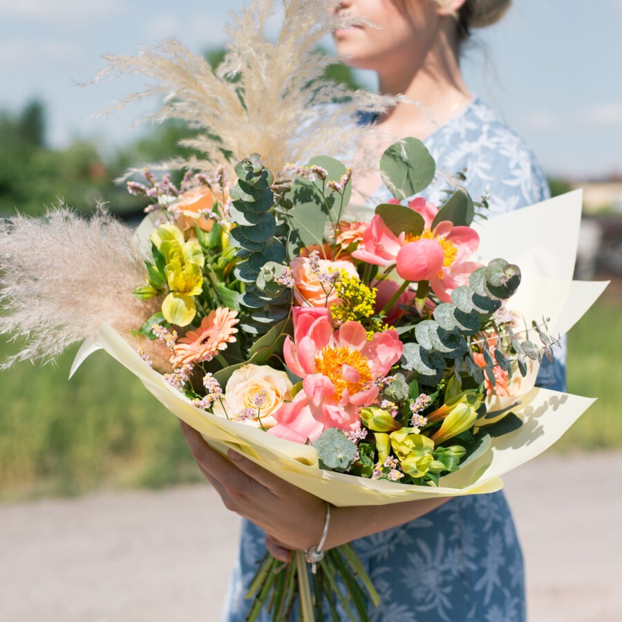 Coral Bouquet – Vibrant Summer Florals | Bambi