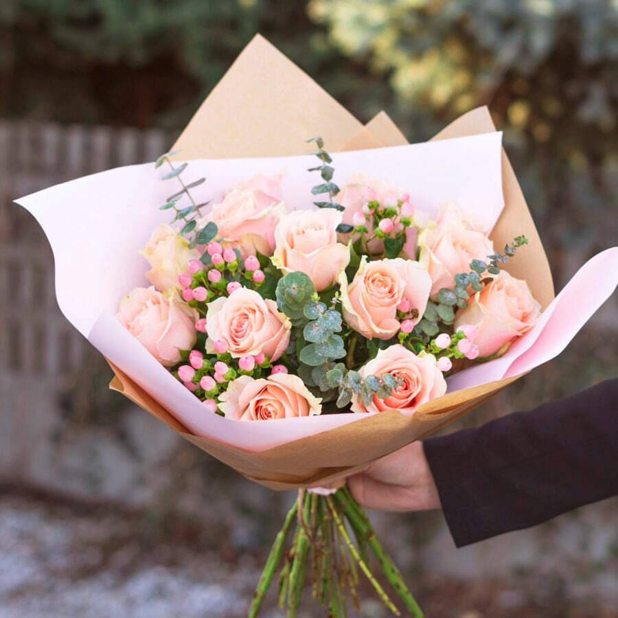 Pinky Love Roses Bouquet – Elegant Hand-Tied Arrangement | Bambi