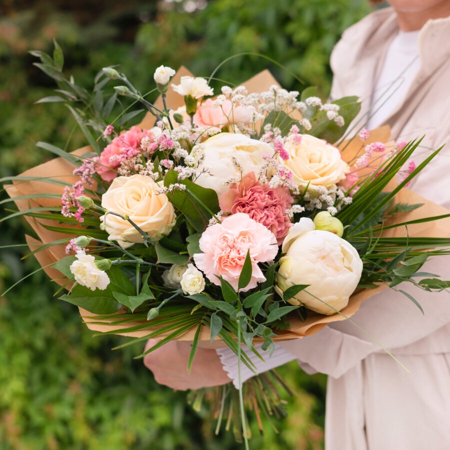 Mousse Bouquet – Roses & Carnations Hand-Tied | Bambi - Bambi