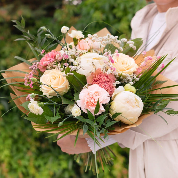 Mousse Bouquet – Roses & Carnations Hand-Tied | Bambi - Bambi