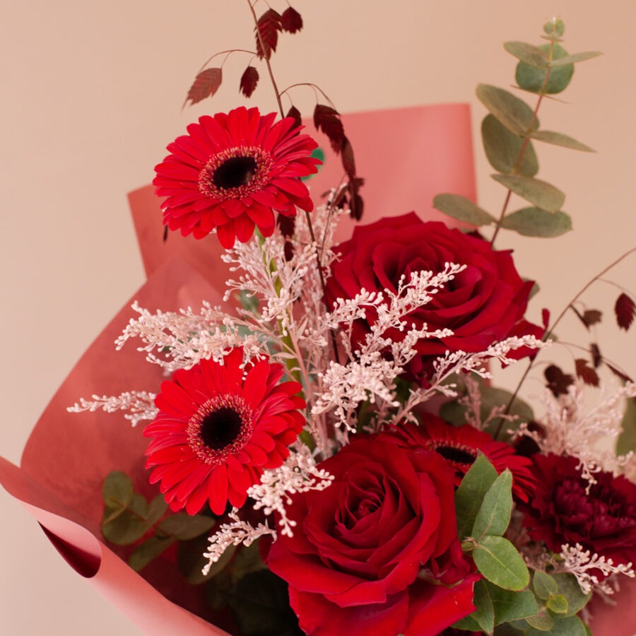Red Roses Vrapp Bouquet – Elegant Hand-Tied Arrangement | Bambi