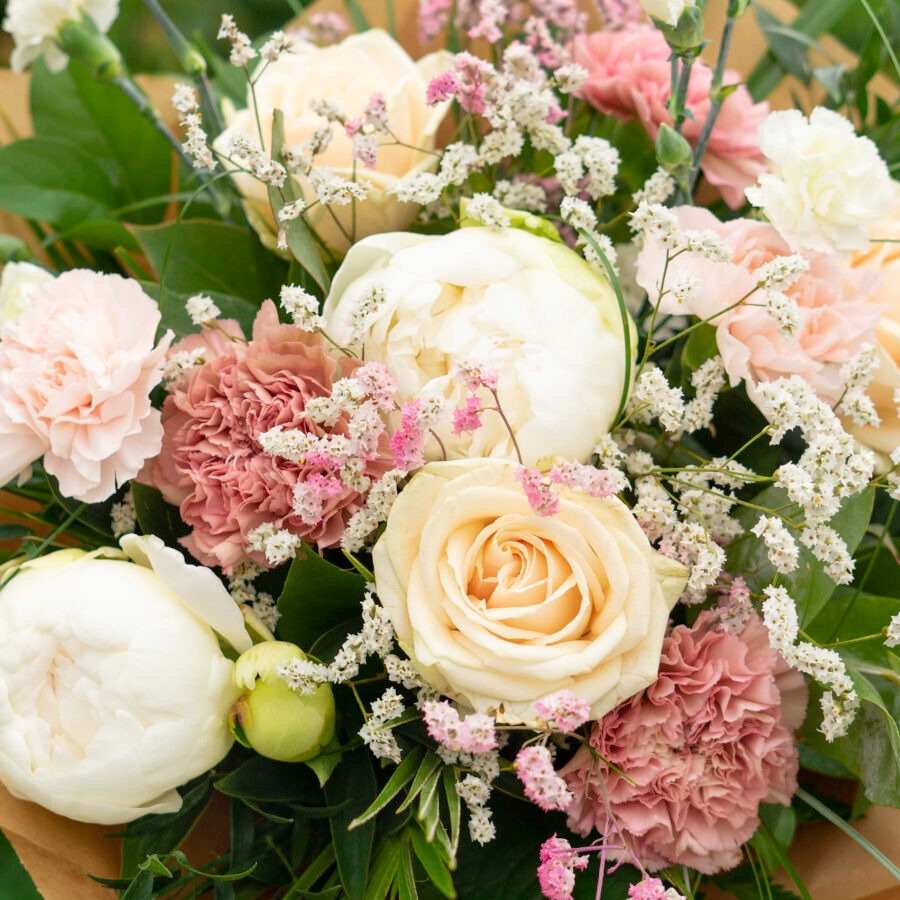 Mousse Bouquet – Roses & Carnations Hand-Tied | Bambi