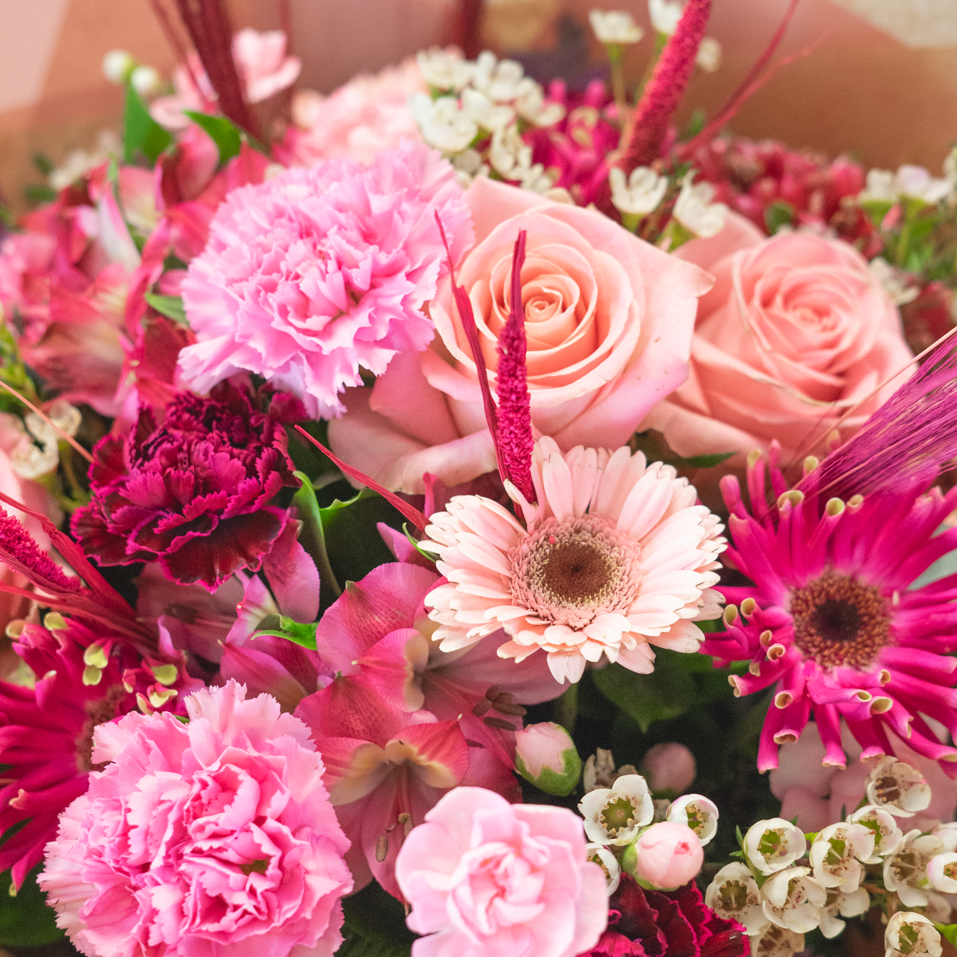 Rose Love Bouquet – Romantic Pink & Fuchsia Roses | Bambi