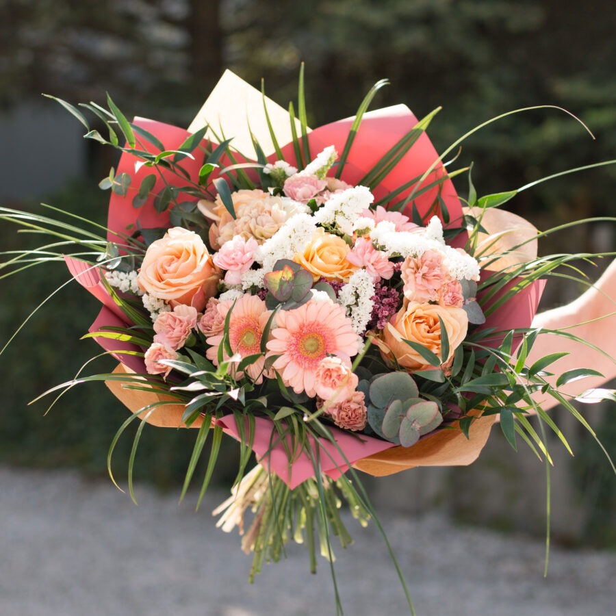 Roses and Gerberas Peche Bouquet – Peach and White Hand-Tied | Bambi